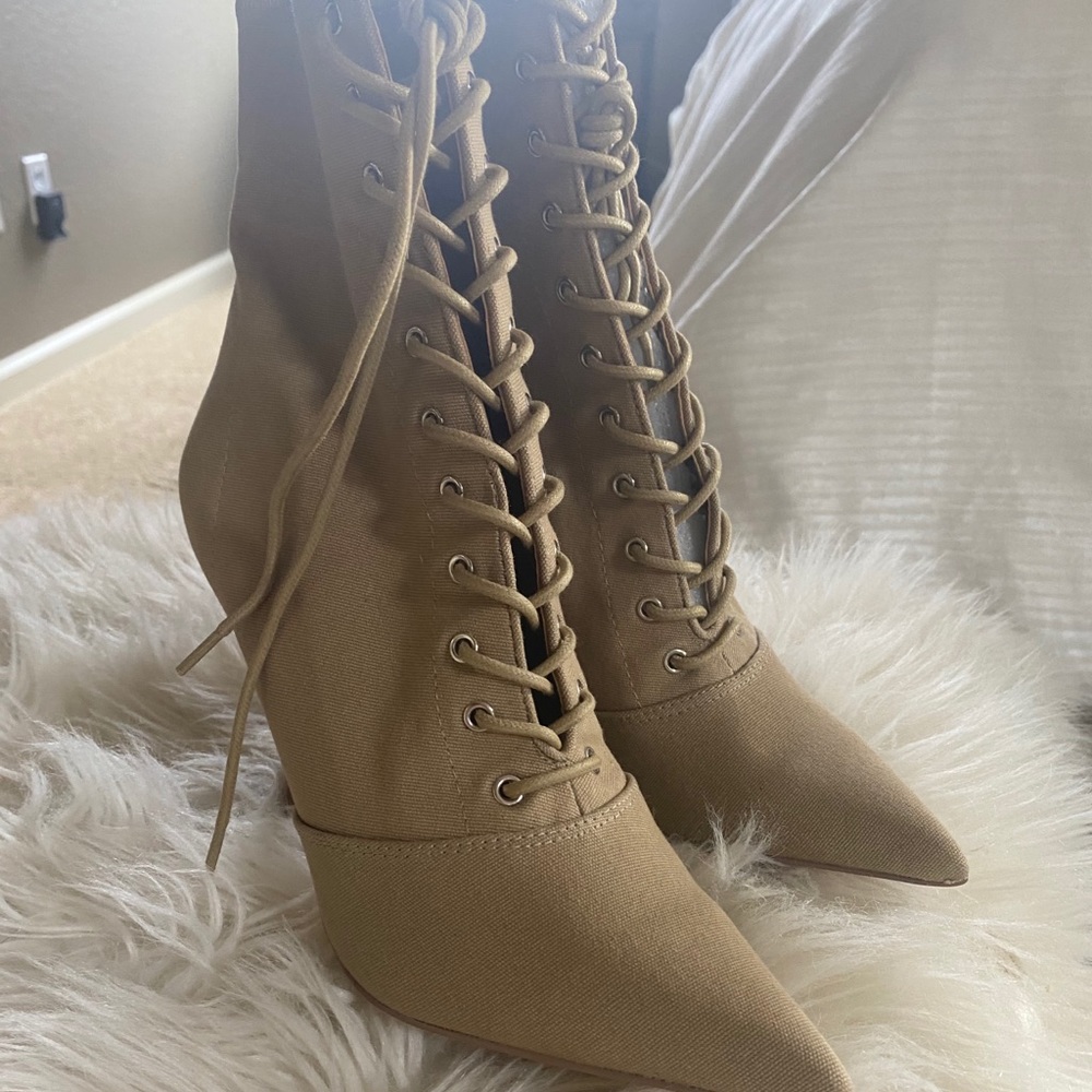 Steve Madden lace up tan ankle boots.